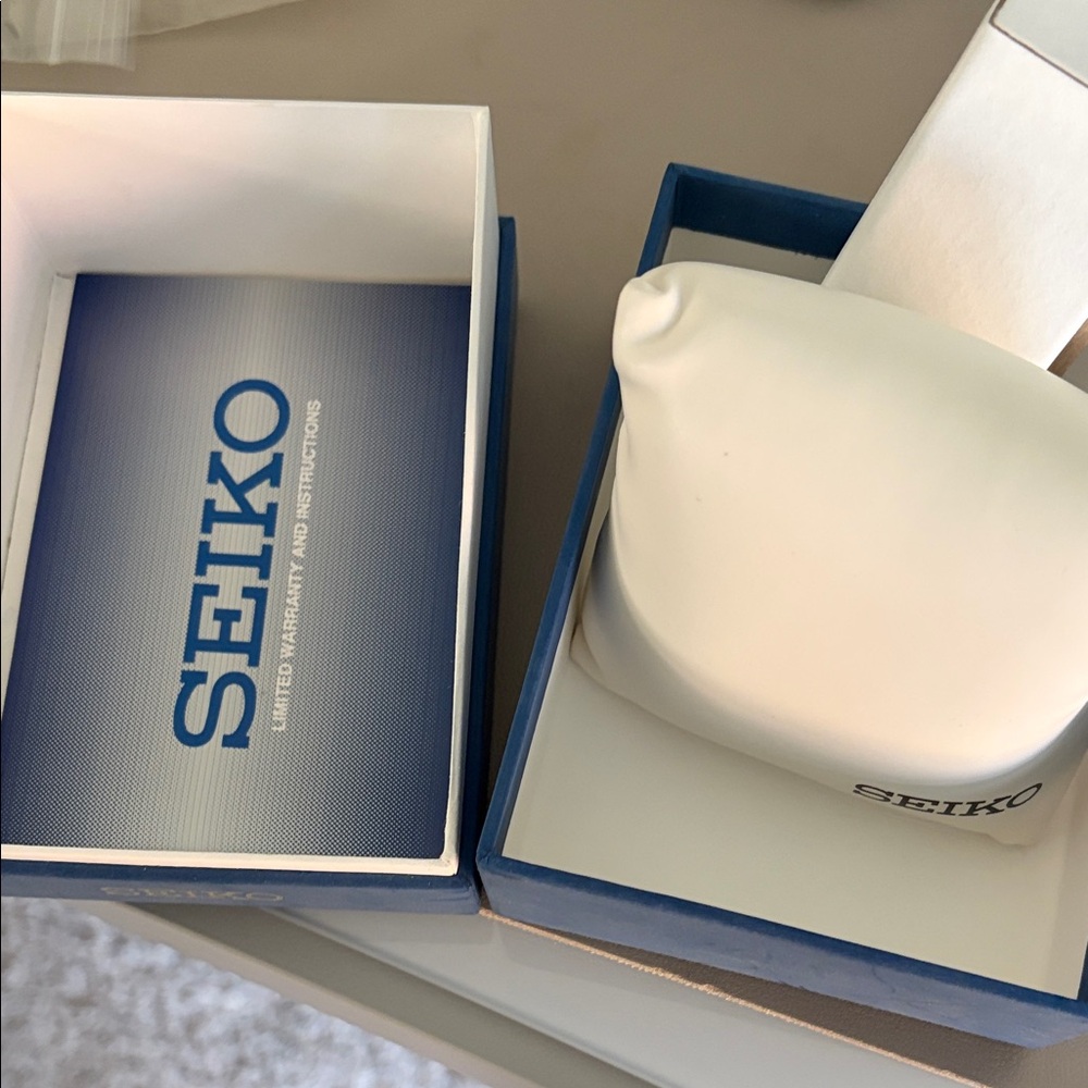 Seiko Gold and Silver Women's Watch - Picture 4 of 8